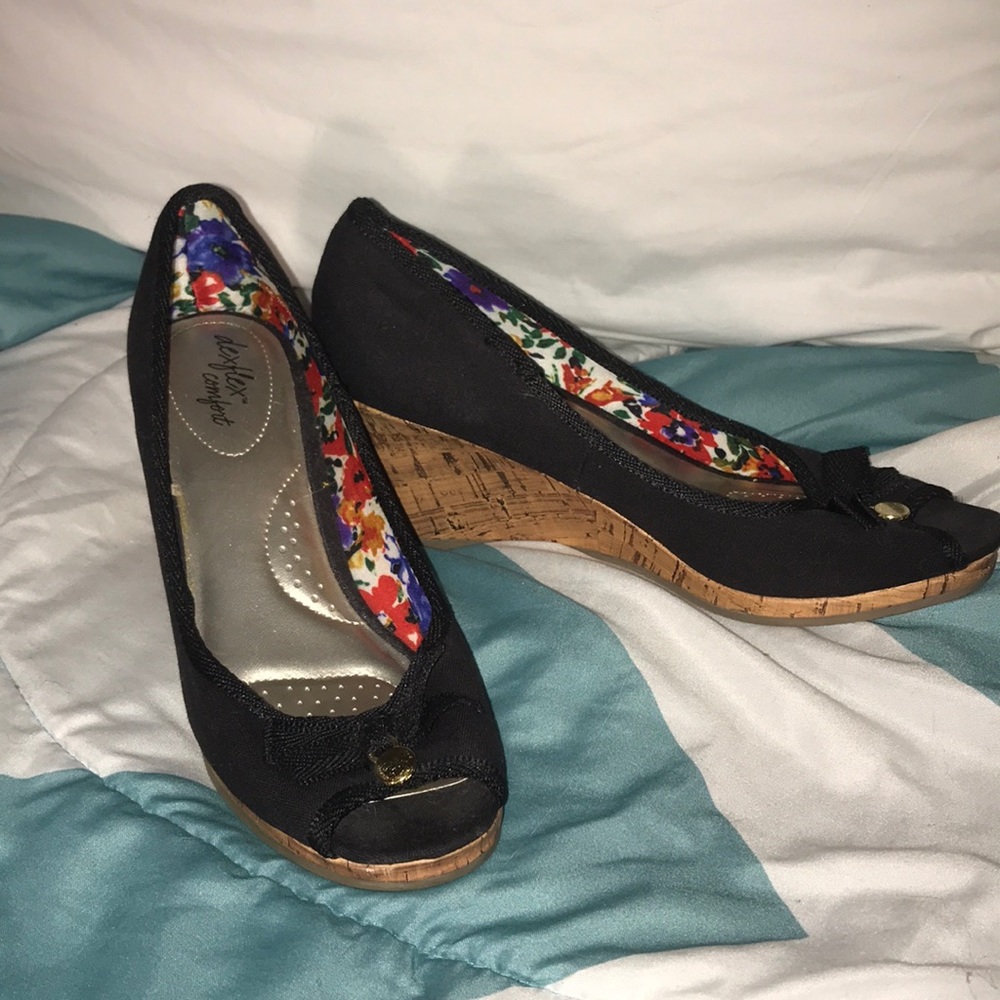 Peep toe black wedges w/bow